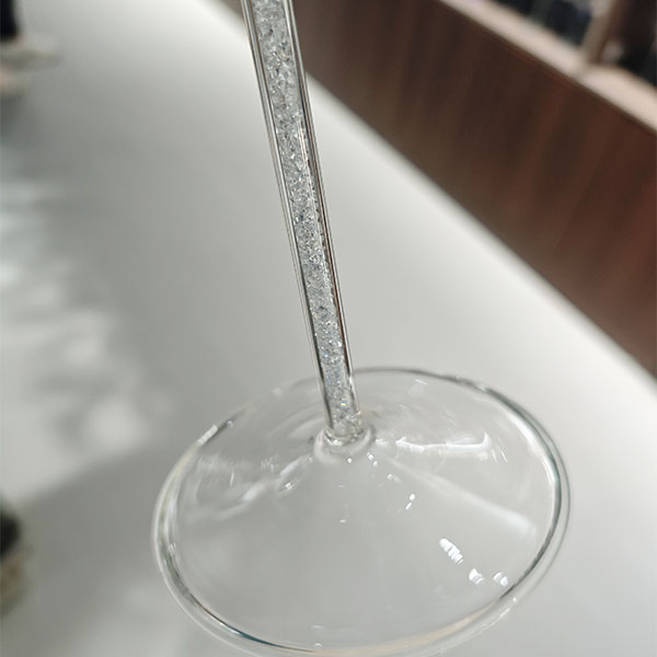 Бокал на ножке с изображением красных губ (2)