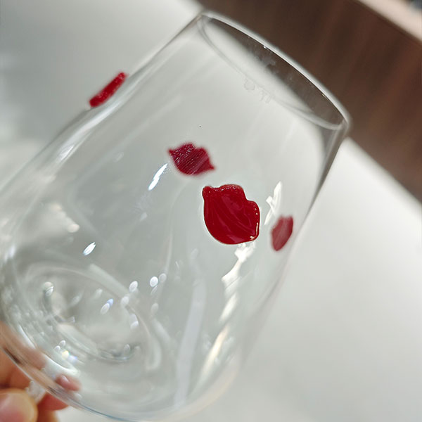 Бокал на ножке с изображением красных губ (3)