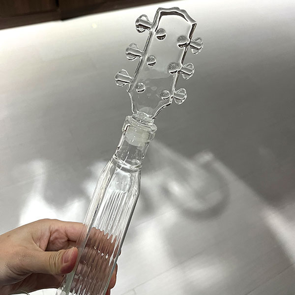 Набор винных аксессуаров в форме гитары (8)