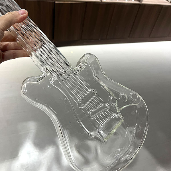 Набор винных аксессуаров в форме гитары (9)